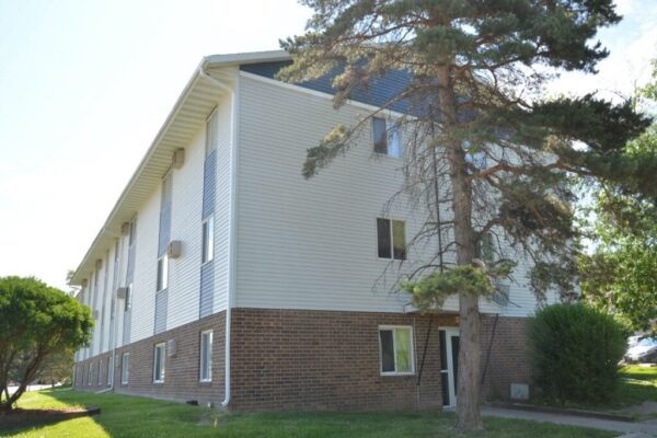 Arizona group acquires Royal Oaks apartment complex